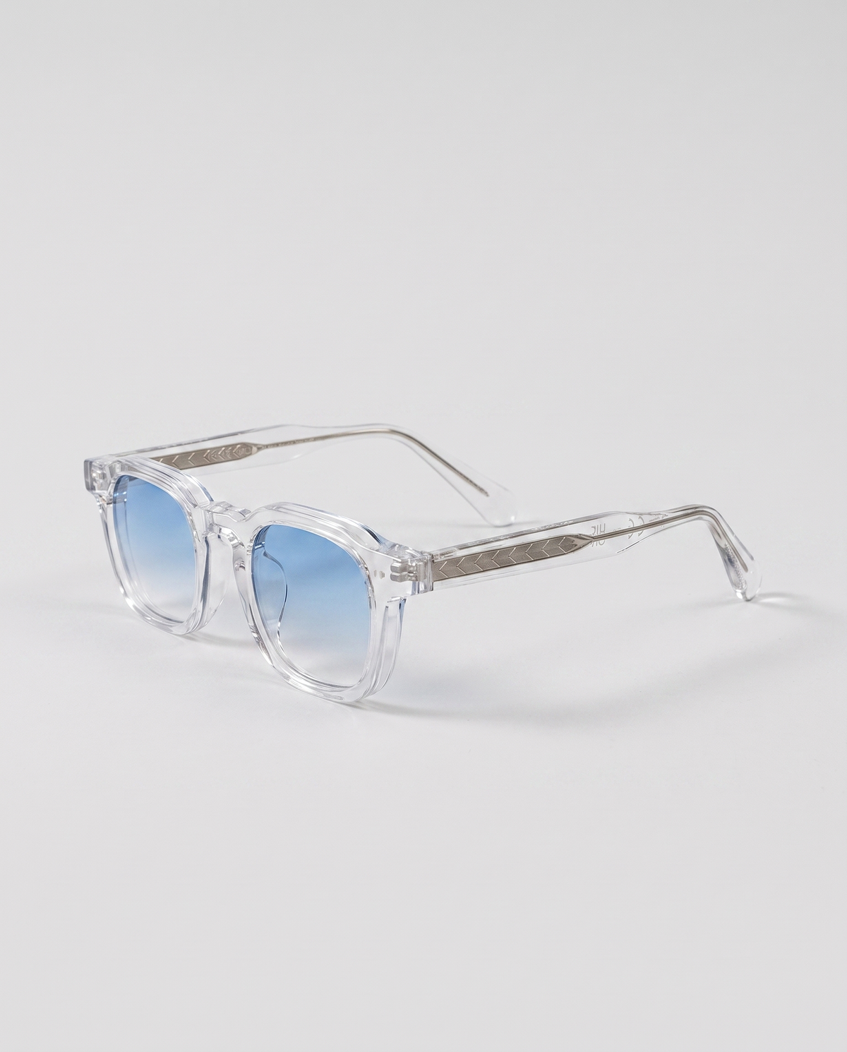lentes de sol freddi clear, acetato transparente con lente azul degradado, vista tres cuartos
