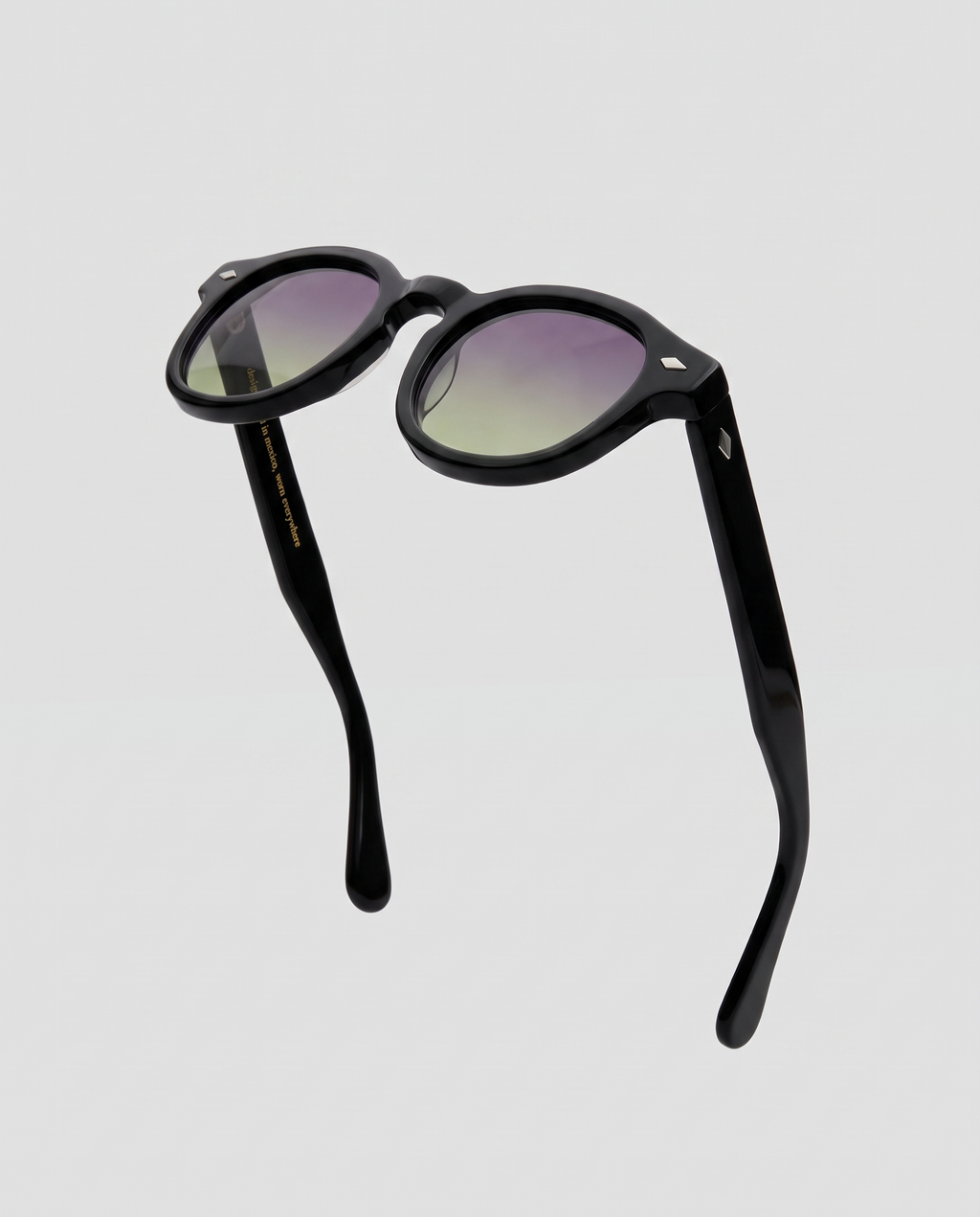 lentes de sol freddi jungle, acetato negro con lente degradado morado a verde, vista lateral en diagonal