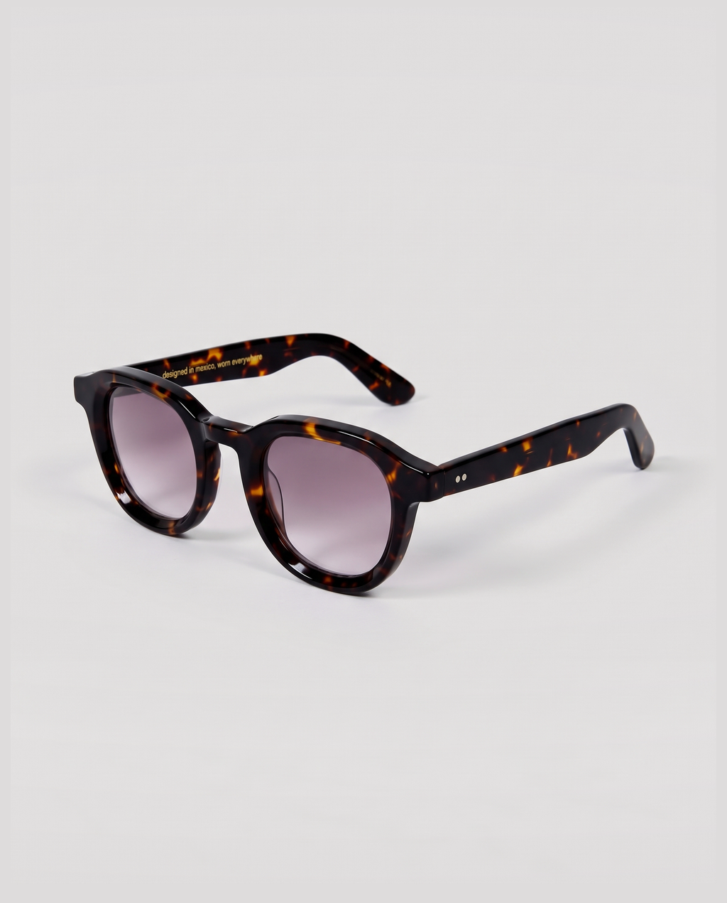 lentes de sol freddi negroni (xl), acetato carey oversize con lente degradado gris a lila, vista tres cuartos