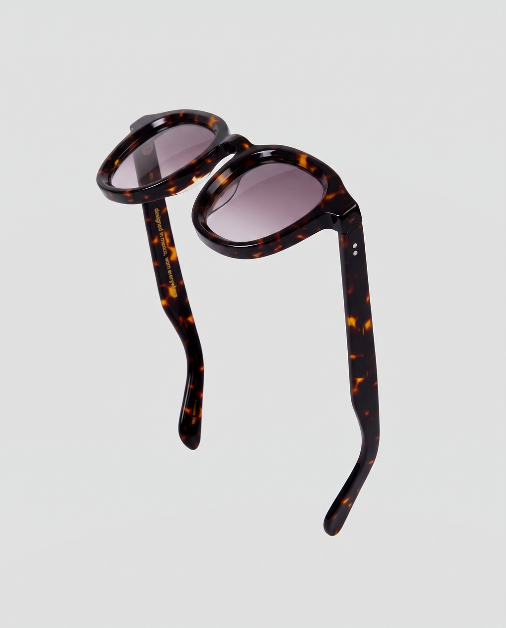 lentes de sol freddi negroni (xl), acetato carey oversize con lente degradado gris a lila, vista lateral en diagonal