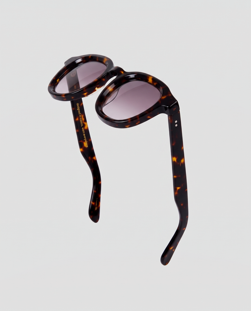 lentes de sol freddi negroni (xl), acetato carey oversize con lente degradado gris a lila, vista lateral en diagonal
