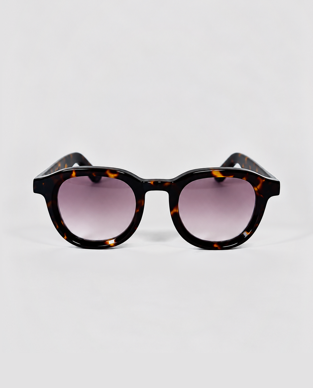 lentes de sol freddi negroni (xl), acetato carey oversize con lente degradado gris a lila, vista de frente