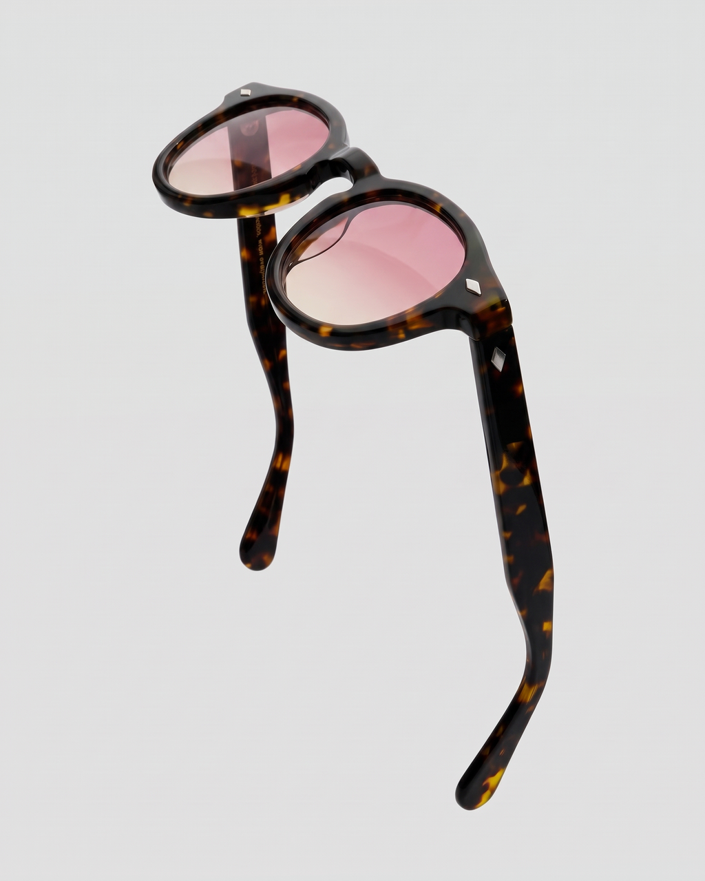 lentes de sol freddi pinot, acetato carey con lente rosa degradado, vista lateral en diagonal