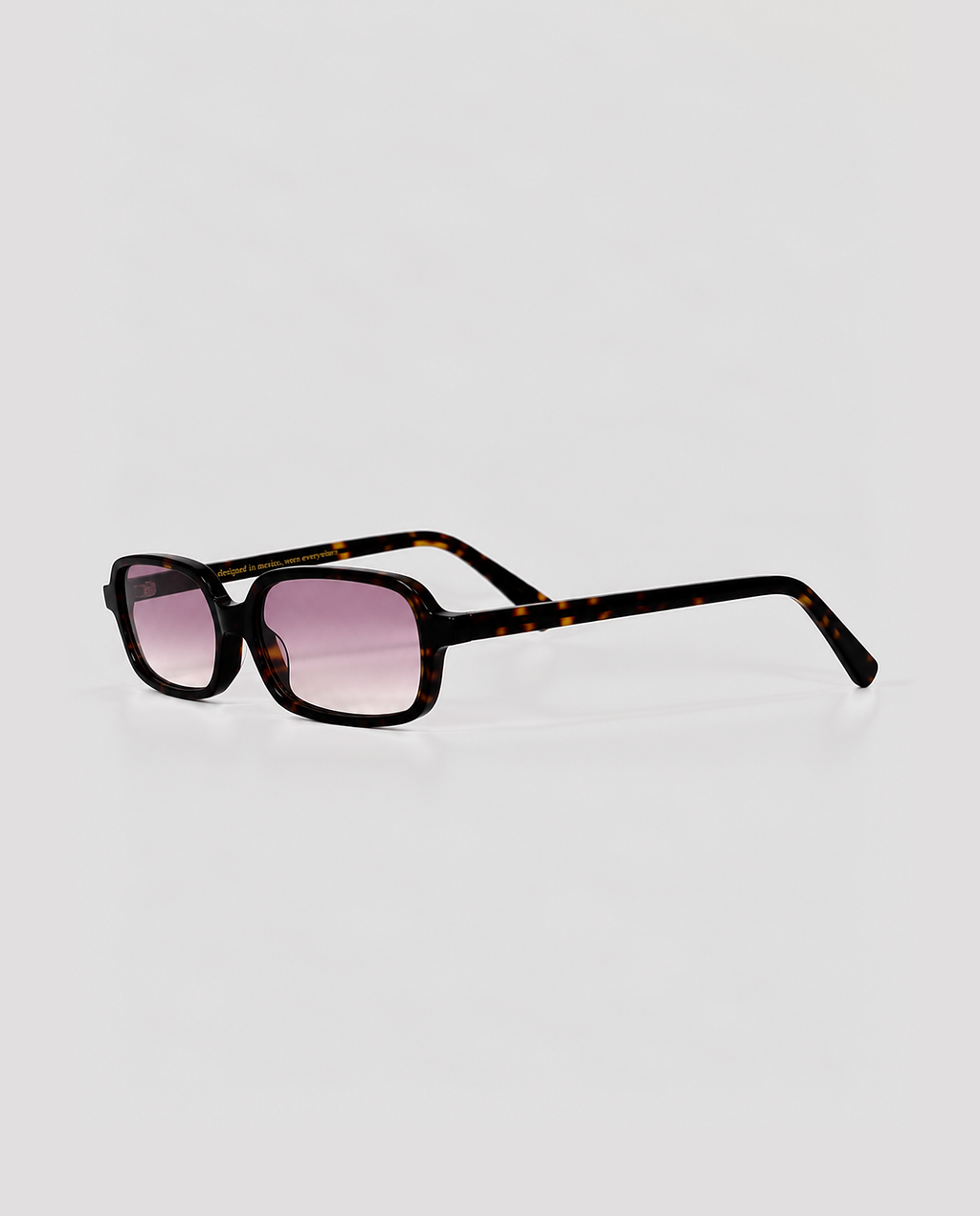 lentes de sol freddi sarti, acetato carey rectangular con lente rosa degradado, vista tres cuartos