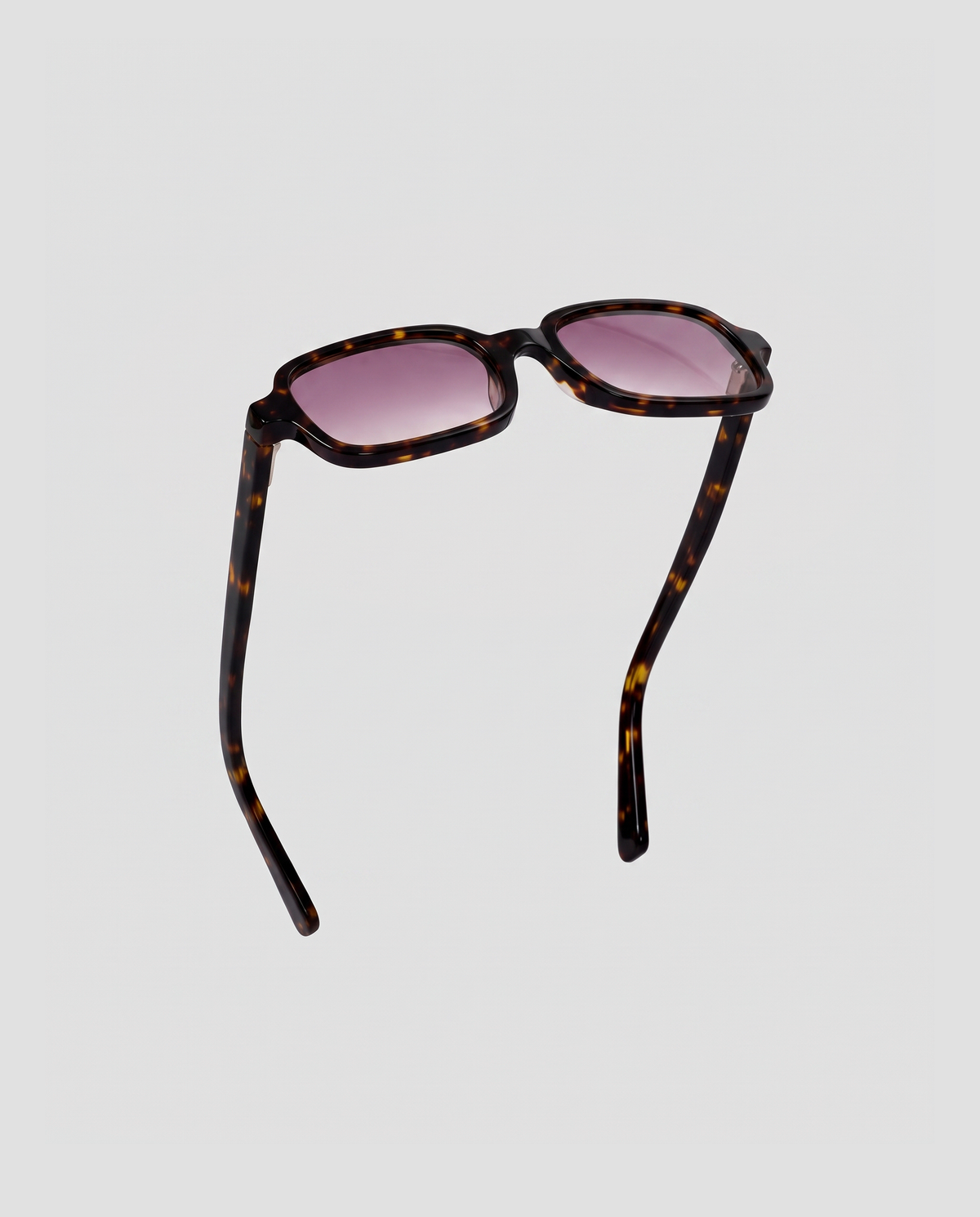 lentes de sol freddi sarti, acetato carey rectangular con lente rosa degradado, vista lateral en diagonal
