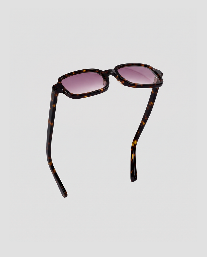 lentes de sol freddi sarti, acetato carey rectangular con lente rosa degradado, vista lateral en diagonal