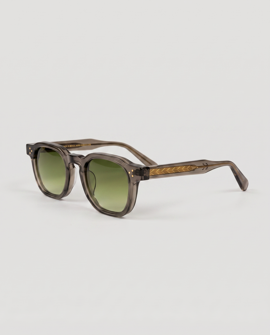 lentes de sol freddi smoke, acetato gris humo con lente verde oliva degradado, vista tres cuartos
