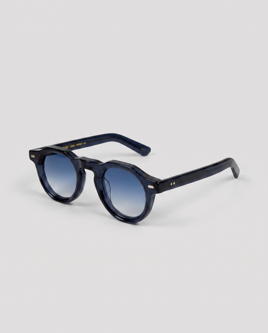 lentes de sol freddi specter, acetato azul marino con lente azul degradado, vista tres cuartos