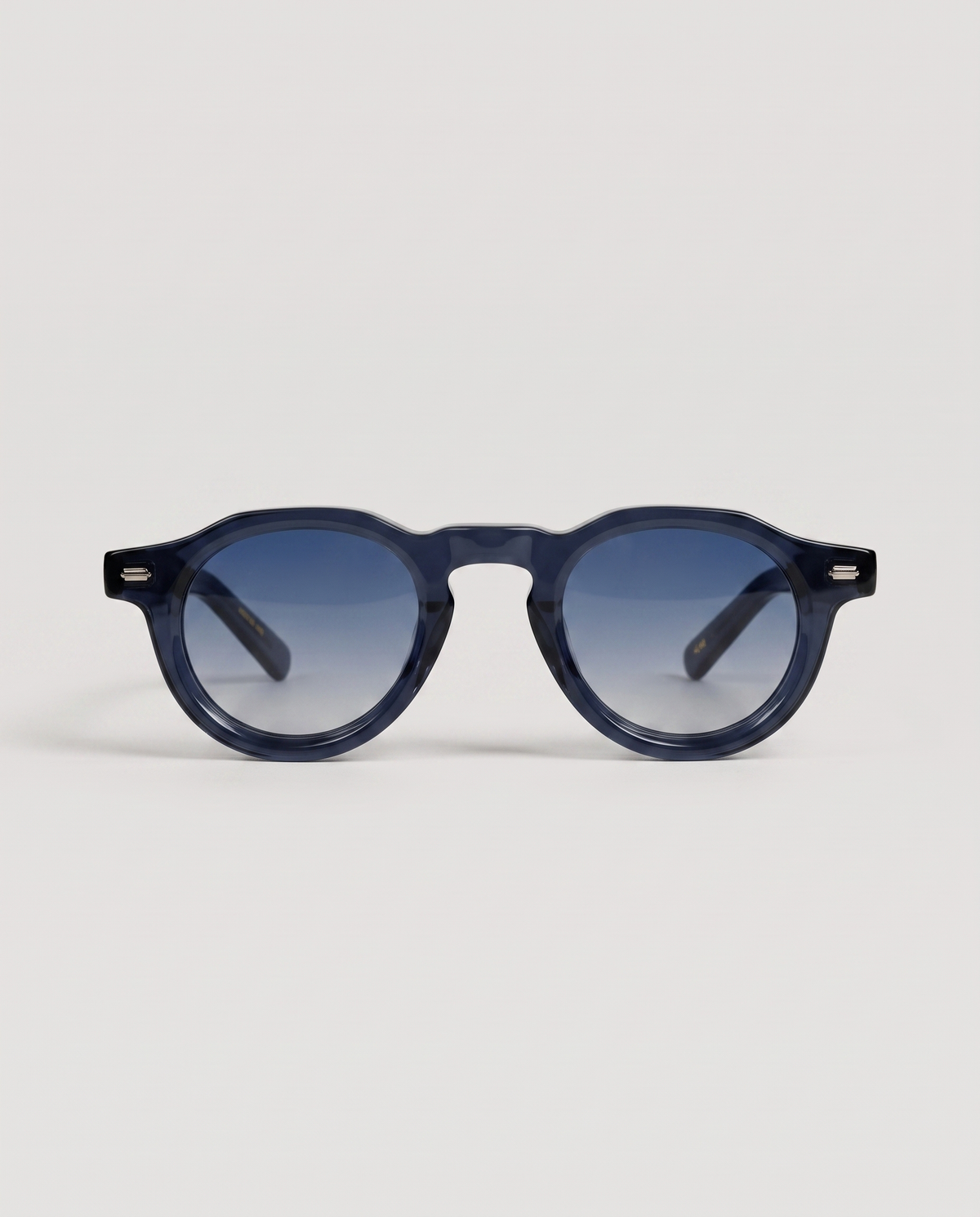 lentes de sol freddi specter, acetato azul marino con lente azul degradado, vista de frente