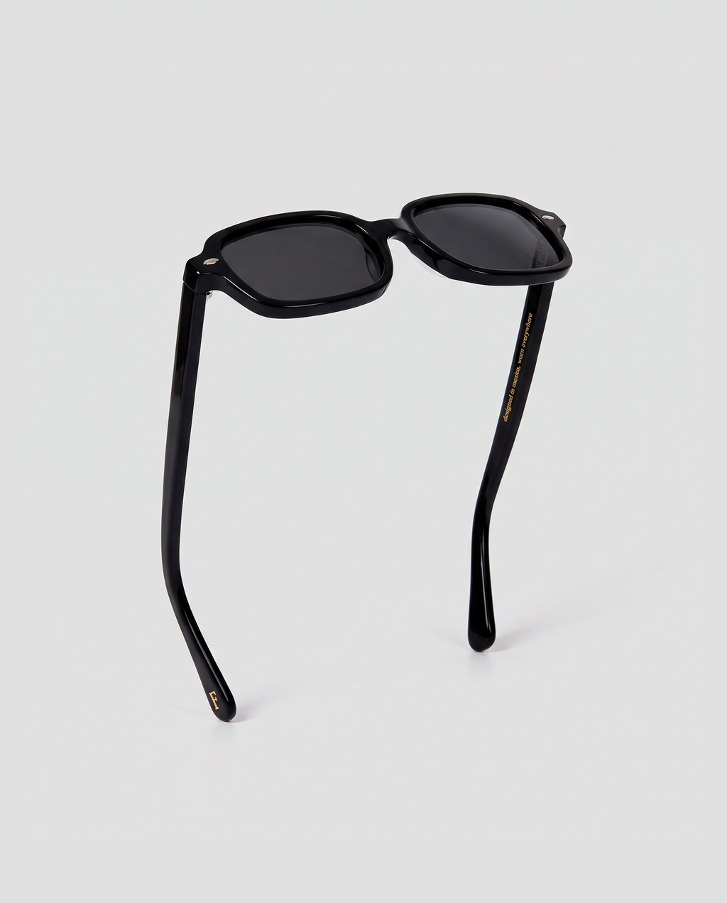 lentes de sol freddi viena, acetato negro rectangular con lente gris, vista lateral en diagonal