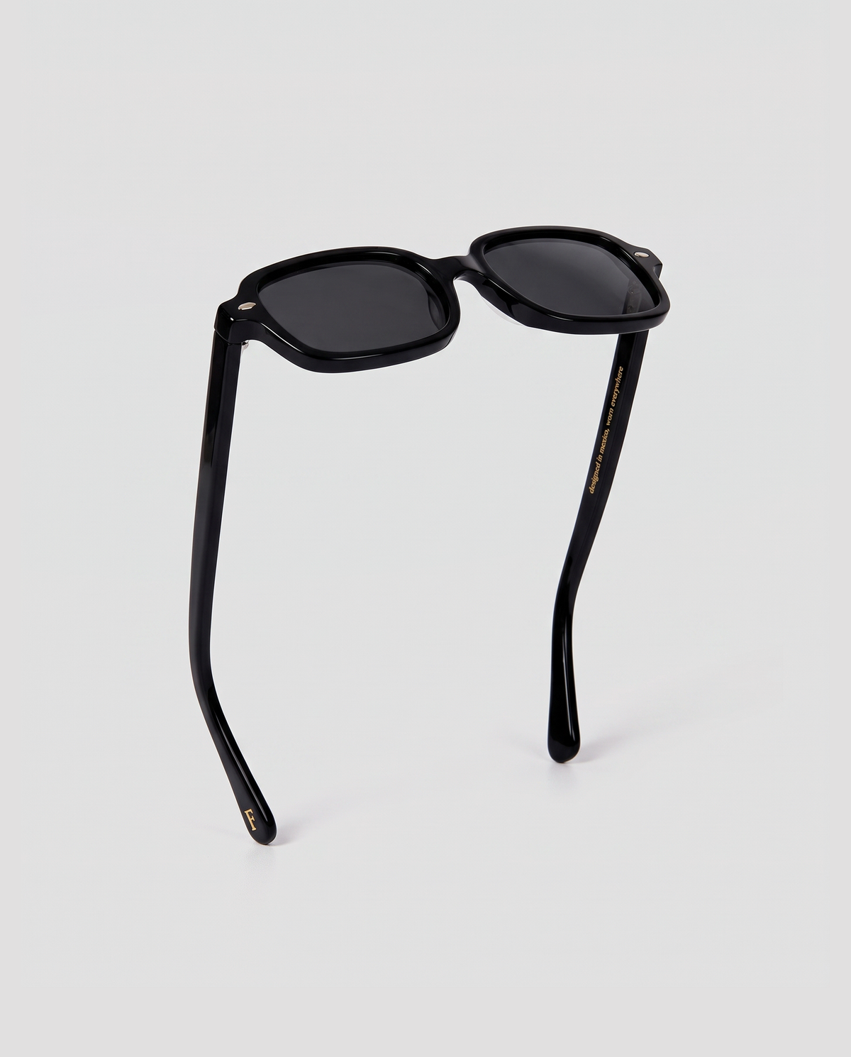 lentes de sol freddi viena, acetato negro rectangular con lente gris, vista lateral en diagonal