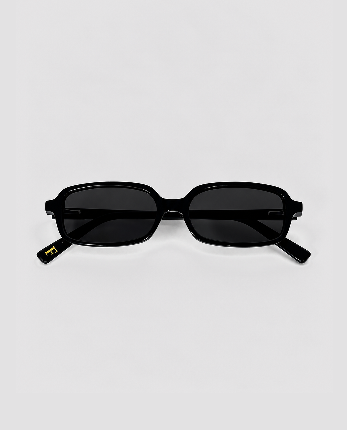 lentes de sol freddi viena, acetato negro rectangular con lente gris, vista de frente